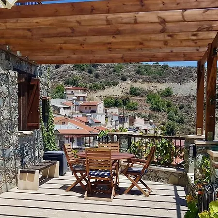 Traditional House With Mountain View - Village Dierona