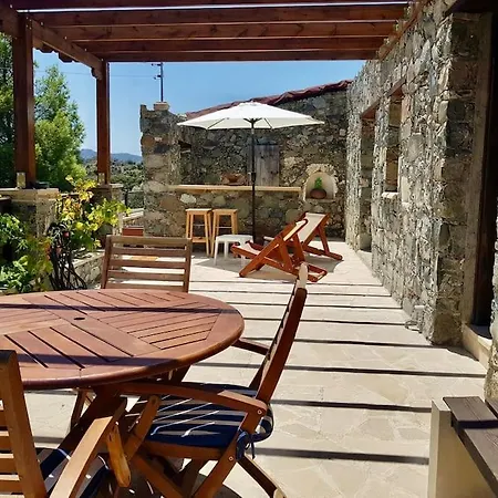 בית נופש Traditional House With Mountain View - Village