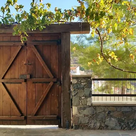 Traditional House With Mountain View - Village בית נופש