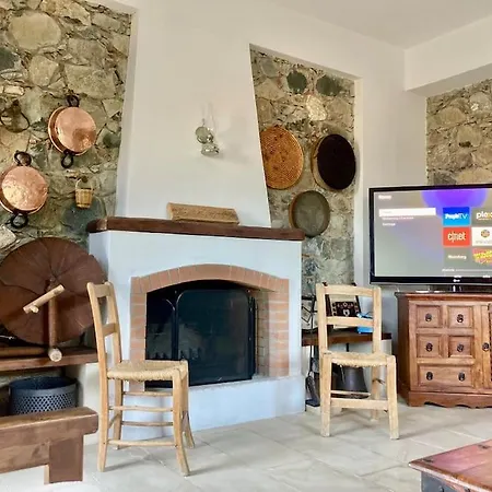 Traditional House With Mountain View - Village Dierona