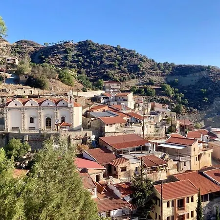 Traditional House With Mountain View - Village