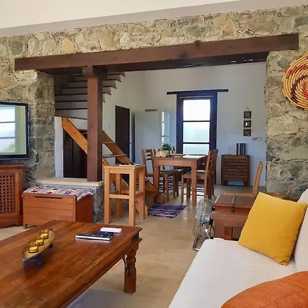 Traditional House With Mountain View - Village Ferienhaus Dierona