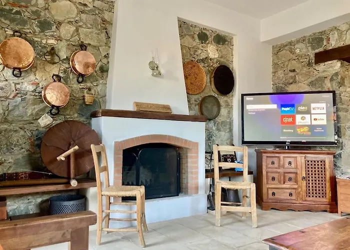 Traditional House With Mountain View - Village Dierona