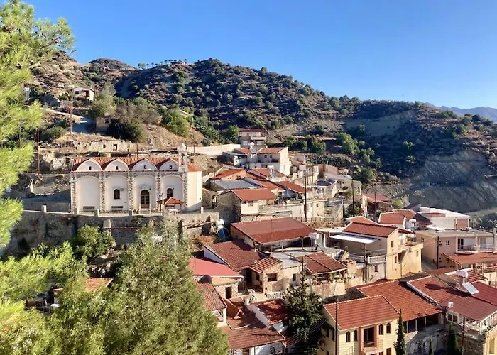 Traditional House With Mountain View - Village