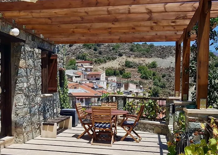 Traditional House With Mountain View - Village Dierona